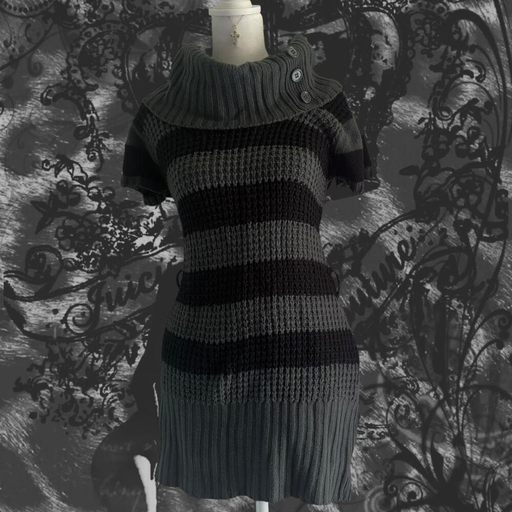 black and charcoal grey striped three-button collar fold short sleeve knit top
